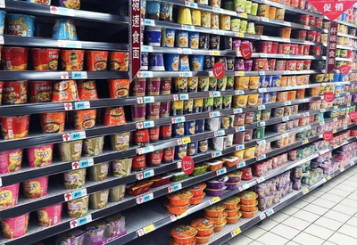 超市貨架何以屢屢告急？剖析四類易搶購食品背后的消費心理與市場邏輯
